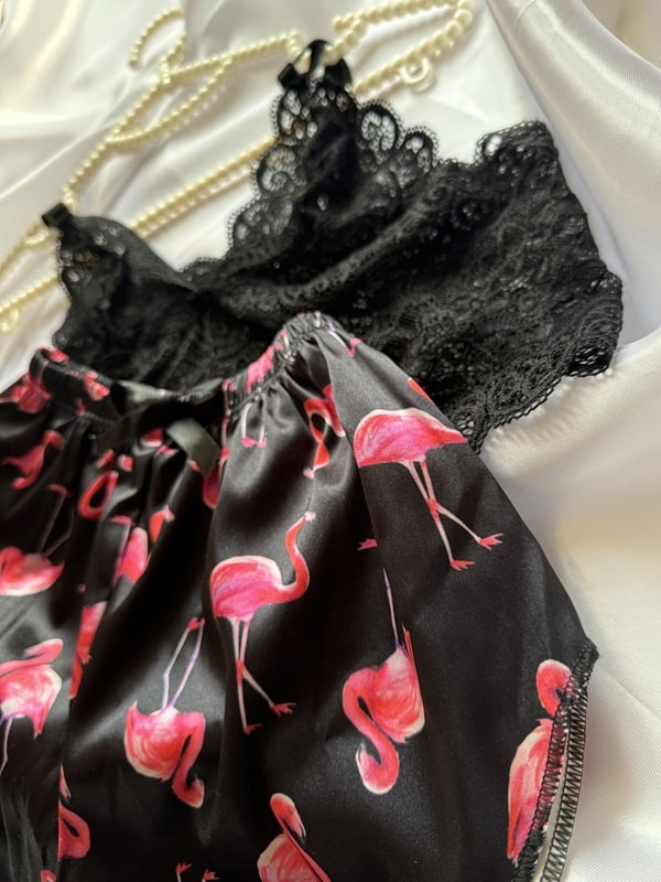 لباس خواب زنانه ویکتوریا سکرت طرح فلامینگو، نیم رخ شلوارک ساتن و جلوی تاب توری