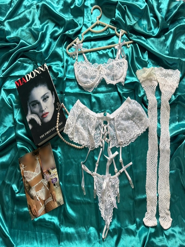 ست کامل لباس خواب توری چهار تکه سفید Krishna کد ۱۸۵۵ شامل سوتین، شورت، کمربند و جوراب روی زمین