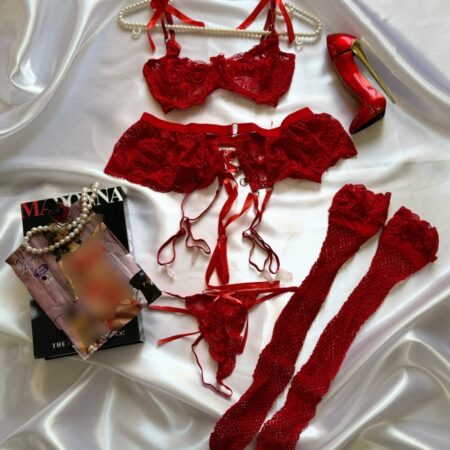 ست کامل لباس خواب توری چهار تکه قرمز Krishna کد ۱۸۵۵ شامل سوتین، شورت، کمربند و جوراب روی زمین