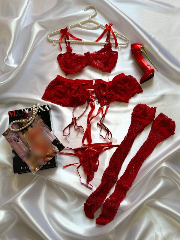 ست کامل لباس خواب توری چهار تکه قرمز Krishna کد ۱۸۵۵ شامل سوتین، شورت، کمربند و جوراب روی زمین