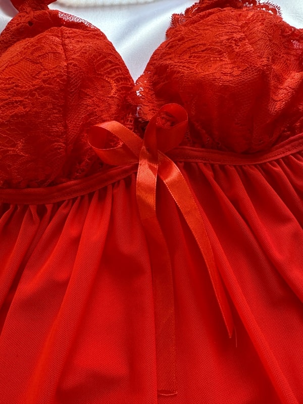 نمای نزدیک از وسط سوتین توری قرمز لباس خواب حریر دو تکه SITA با پاپیون تزیینی