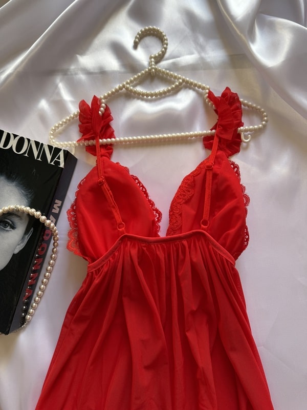 نمای پشت لباس خواب حریر دو تکه قرمز SITA با بندهای ساده و قابل تنظیم