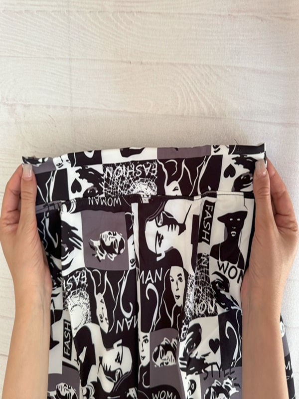 شلوار پارچه ای بگ زنانه طرح چهره زن گرافیکی نمای جلو کمر شلوار