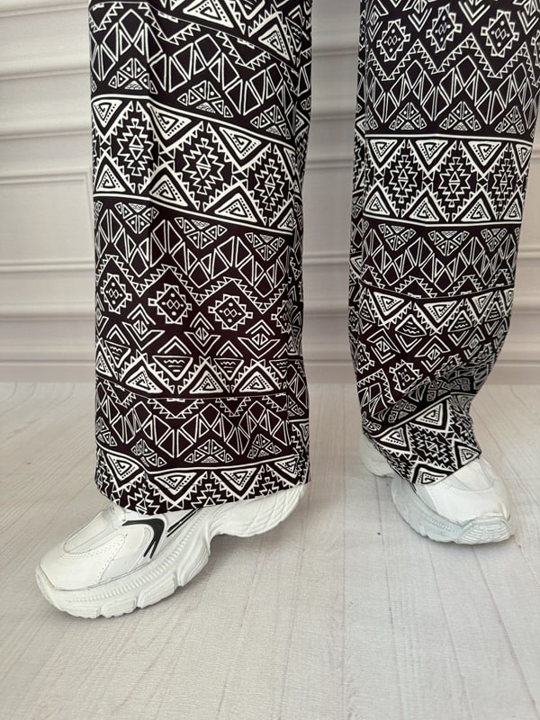 شلوار پارچه ای بگ زنانه طرح هندسی سیاه و سفید دمپای مانکن