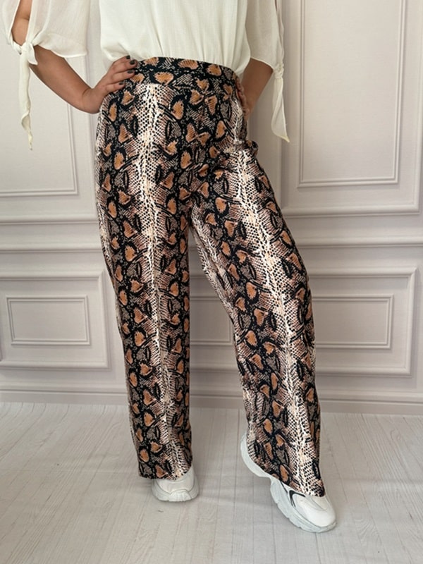 شلوار پارچهای بگ زنانه با طرح خزنده به رنگهای مشکی، قهوهای و کرم، نمای بغل در تن مانکن