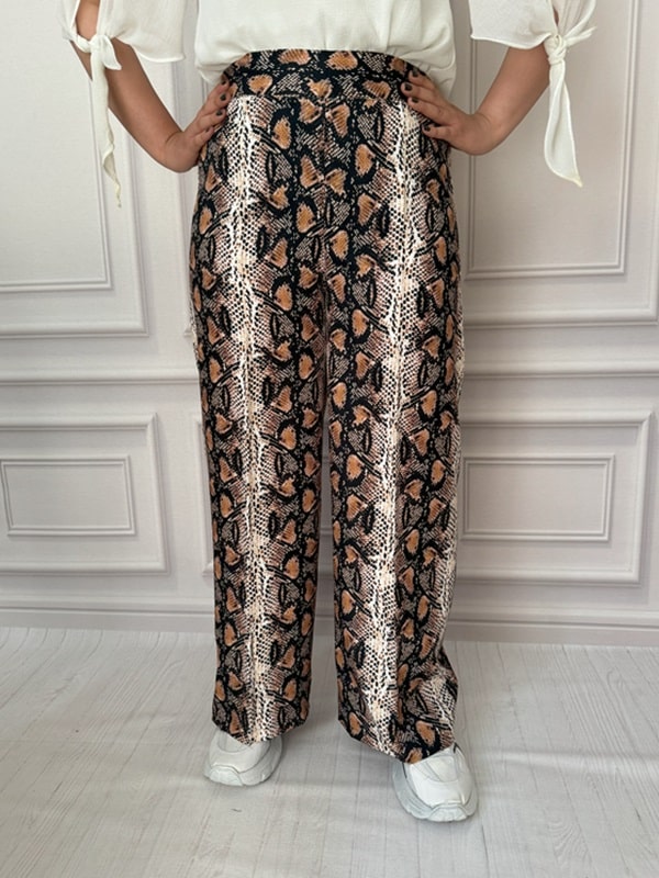 شلوار پارچهای بگ زنانه با طرح خزنده به رنگهای مشکی، قهوهای و کرم، نمای جلو در تن مانکن