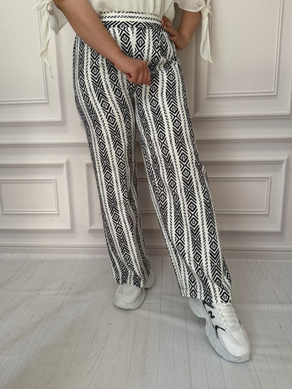 شلوار پارچهای بگ زنانه با طرح هندسی مشکی و سفید - نمای بغل در تن مانکن