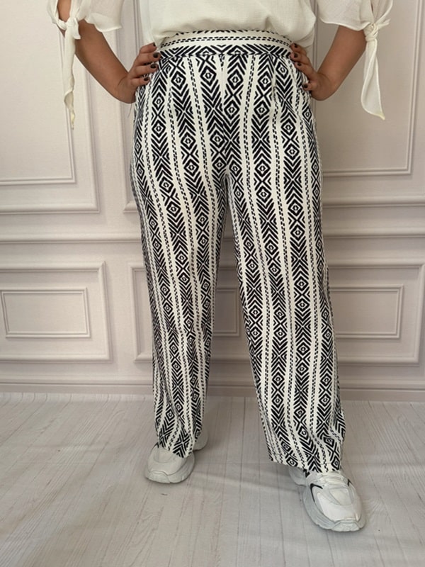 شلوار پارچهای بگ زنانه با طرح هندسی مشکی و سفید - نمای جلو در تن مانکن