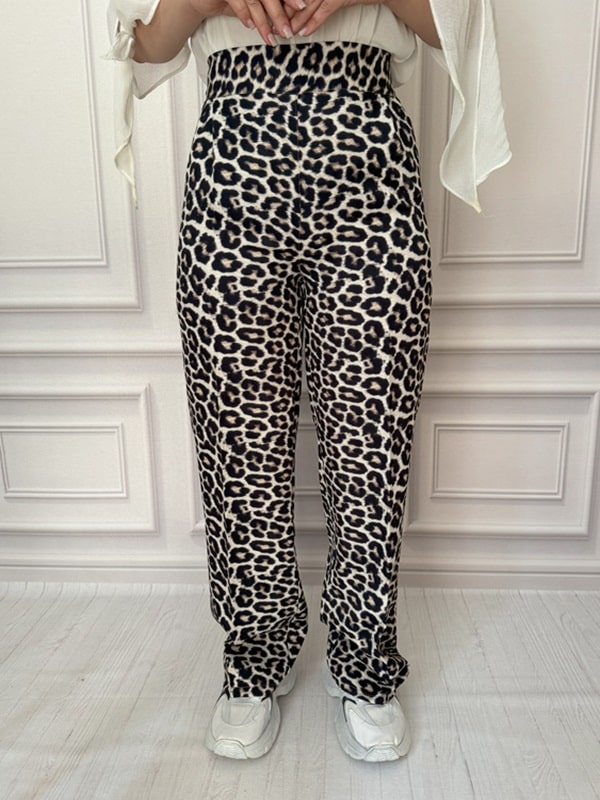 شلوار پارچهای بگ زنانه با طرح پلنگی و زمینه کرم، نمای جلو در تن مانکن