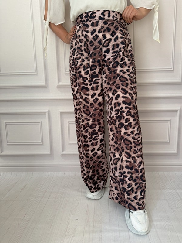 شلوار پارچهای بگ زنانه با طرح پلنگی قهوهای روشن، نمای جلو در تن مانکن