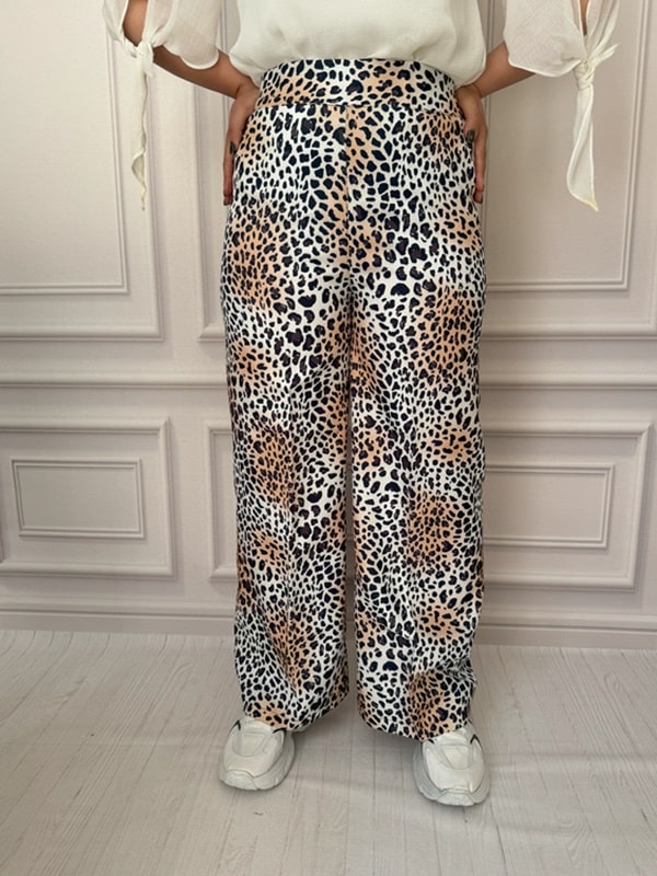 شلوار پارچهای بگ زنانه با طرح چرم پلنگی مشکی و کرمی - نمای جلو در تن مانکن