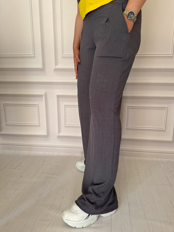 شلوار زنانه پارچه‌ای کش‌دار طوسی، نمای بغل روی مانکن