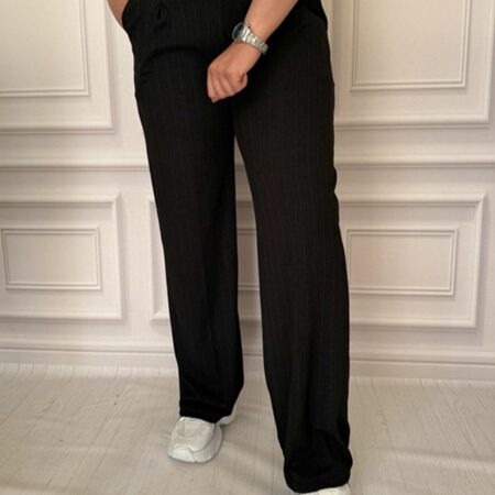 شلوار پارچه‌ای زنانه راسته کش‌دار راه‌راه مشکی، نمای جلو روی مانکن