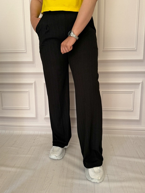 شلوار پارچه‌ای زنانه راسته کش‌دار راه‌راه مشکی، نمای جلو روی مانکن