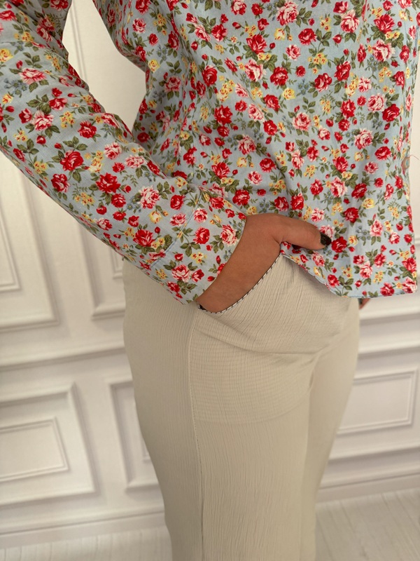 شلوار زنانه پارچه‌ای کریستالی کرم، نمای جیب روی مانکن