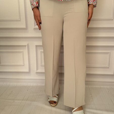 شلوار زنانه پارچه‌ای کریستالی کرم راسته، نمای جلو روی مانکن