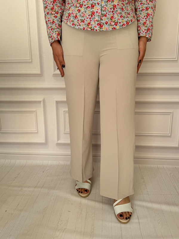 شلوار زنانه پارچه‌ای کریستالی کرم راسته، نمای جلو روی مانکن