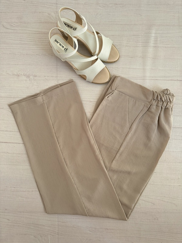 شلوار زنانه پارچهای کریستالی کرم راسته، نمای کامل روی زمین