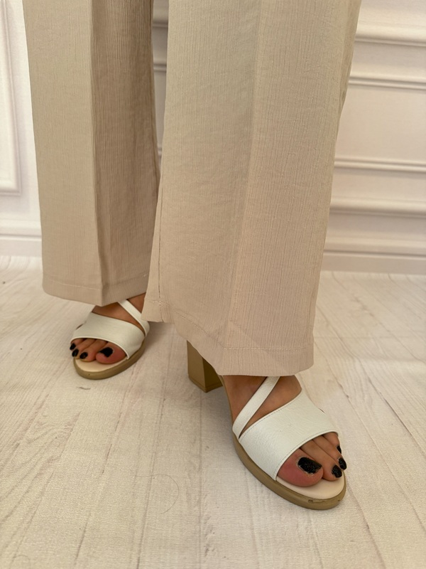 شلوار زنانه پارچهای کریستالی کرم، نمای پایین پاچه راسته روی مانکن