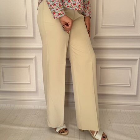 نمای بغل شلوار پارچه‌ای مازراتی راسته کرم روشن با کمر ساده و پشت کشی در تن مانکن