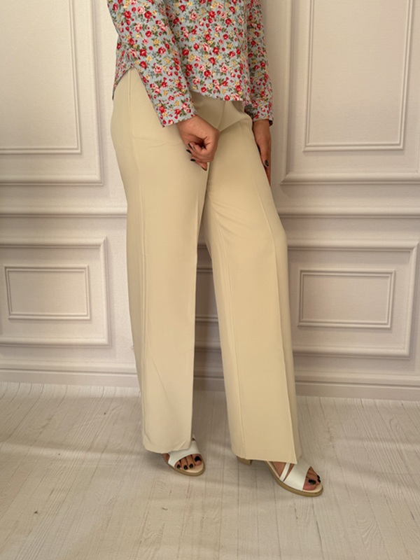 نمای بغل شلوار پارچه‌ای مازراتی راسته کرم روشن با کمر ساده و پشت کشی در تن مانکن