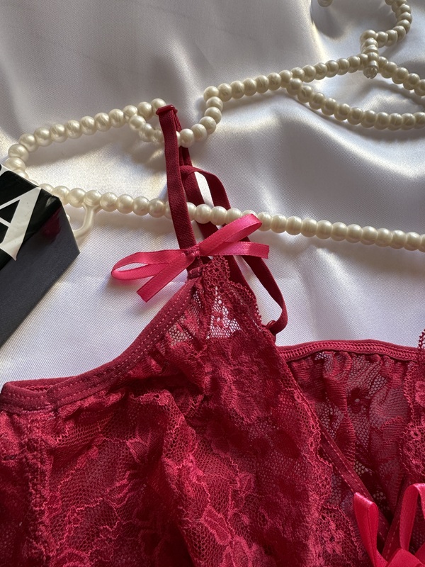 جزئیات بند پاپیونی لباس خواب حریر دو تکه آلبالویی