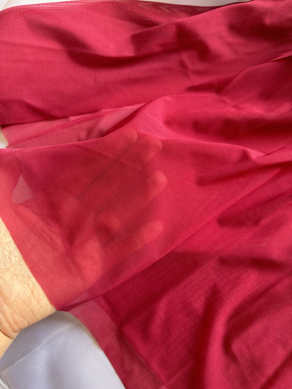 قسمت پایین پارچه حریر لباس خواب آلبالویی با طراحی لطیف و زنانه