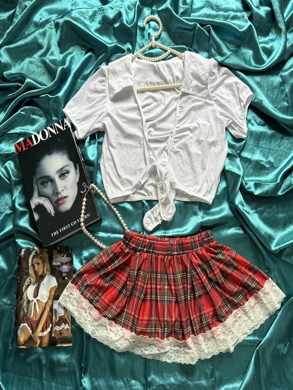 ست لباس خواب دخترانه با نیم‌تنه سفید و دامن چهارخانه