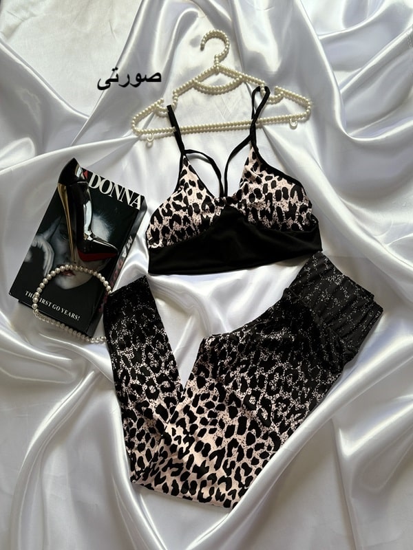 نمای کامل ست نیم‌تنه و شلوار زنانه باروک طرح پلنگی صورتی چیدمان شده با مجله و آویز مرواریدی