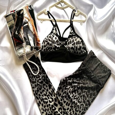 نمای کامل ست نیم‌تنه و شلوار زنانه باروک رنگ طوسی با چاپ پلنگی طوسی مشکی