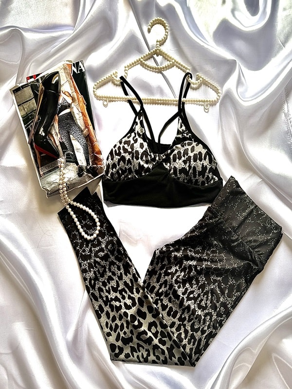 نمای کامل ست نیم‌تنه و شلوار زنانه باروک رنگ طوسی با چاپ پلنگی طوسی مشکی