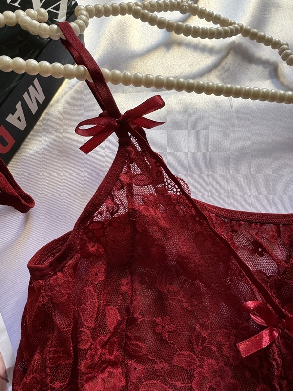 نمای بغل سوتین توری گلبرگی لباس خواب حریر زرشکی با بند پاپیونی تزیینی