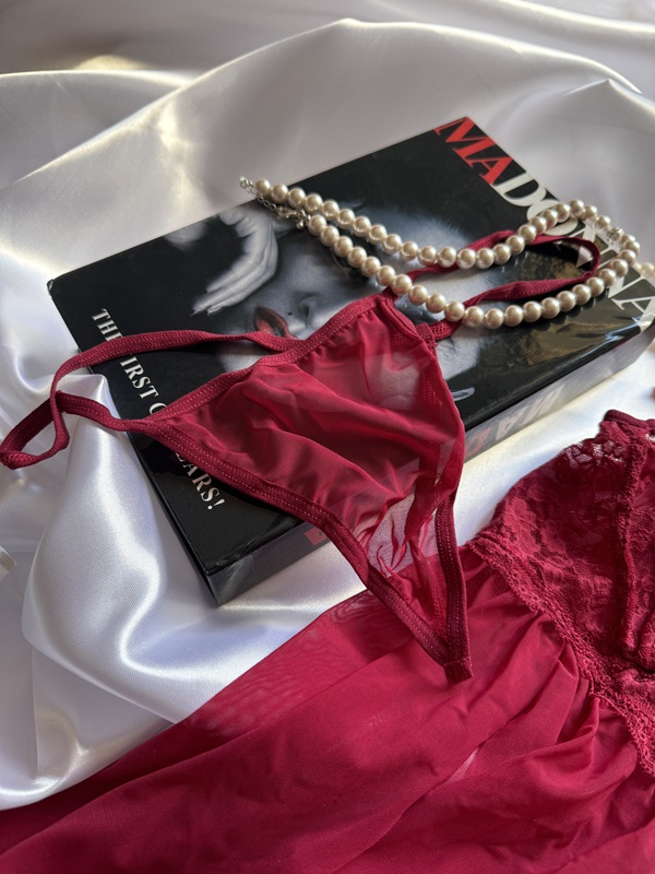 نمای شورت لامبادای حریر آلبالویی از ست لباس خواب دو تکه