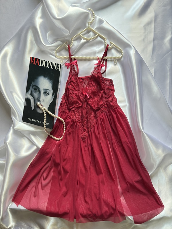 نمای کامل لباس خواب حریر دو تکه آلبالویی شامل پیراهن توری و شورت لامبادا