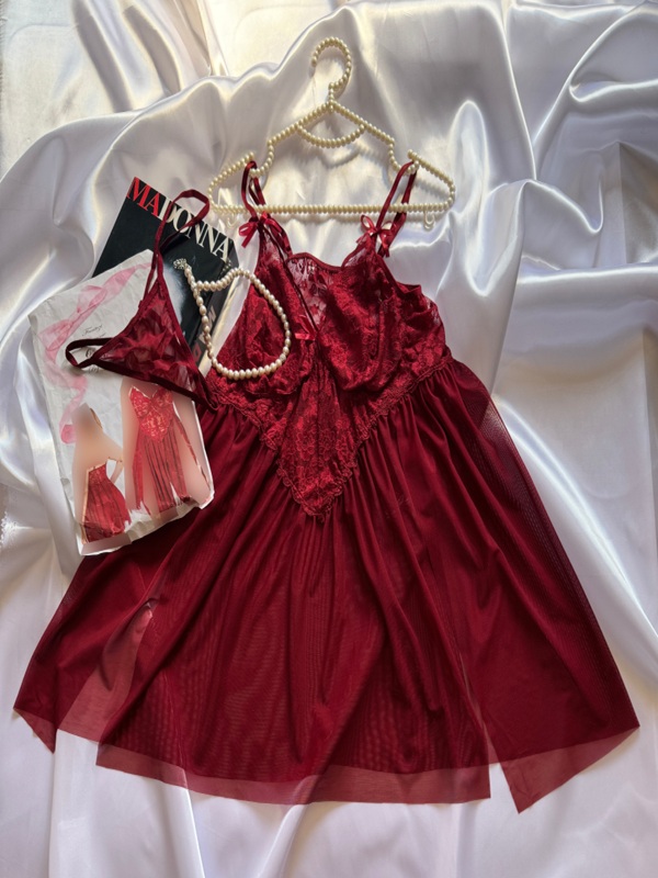 نمای کامل لباس خواب حریر دو تکه زرشکی با شورت لامبادای حریر