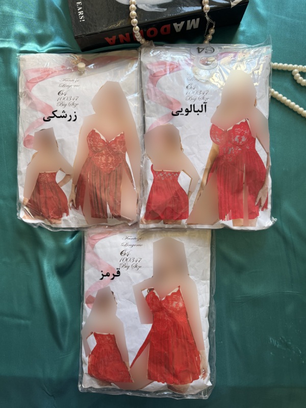 نمای کامل لباس خواب حریر در سه رنگ قرمز، آلبالویی و زرشکی روی جلد با مانکن