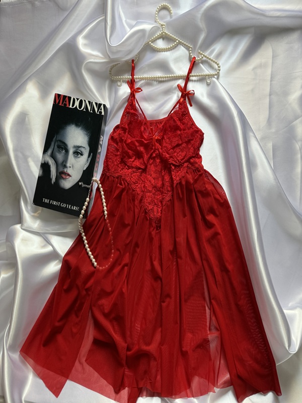 نمای کامل لباس خواب حریر دو تکه قرمز شامل پیراهن توری و شورت لامبادا