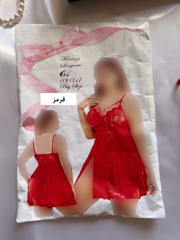 نمای کامل لباس خواب حریر قرمز دو تکه بر روی جلد با مانکن