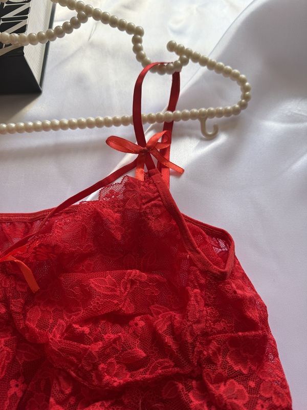 نمای جلوی سوتین توری گلبرگی لباس خواب حریر قرمز با بند پاپیونی