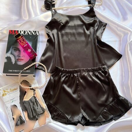 لباس خواب ساتن زنانه مشکی، ست تاپ و شورتک، جنس ساتن لطیف، بند سرشانه قابل تنظیم، مناسب سایز ۳۶ تا ۴۲