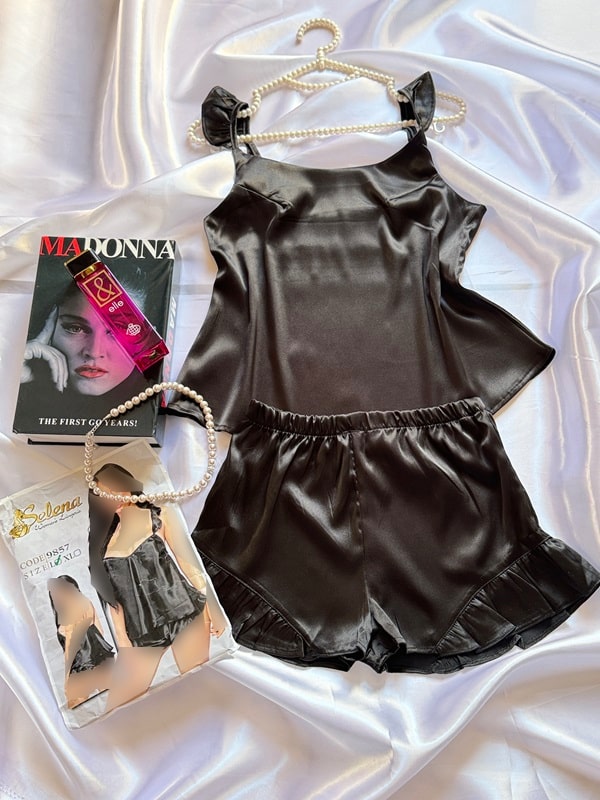 لباس خواب ساتن زنانه مشکی، ست تاپ و شورتک، جنس ساتن لطیف، بند سرشانه قابل تنظیم، مناسب سایز ۳۶ تا ۴۲