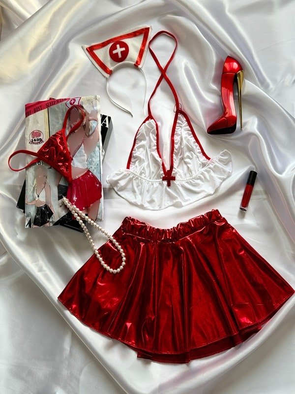 لباس خواب فانتزی پرستاری ۴ تکه، سوتین گره‌ای، دامن لاتکس براق قرمز، شورت لامبادا و تل پرستاری، فری سایز ۳۶ تا ۴۲