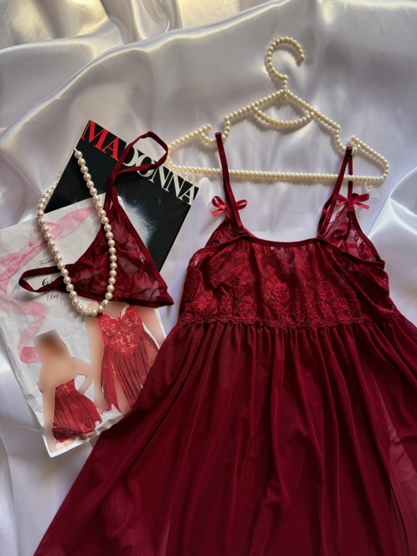 نمای پشت لباس خواب حریر زرشکی با سوتین توری گلبرگی و دامن حریر همراه شورت لامبادا