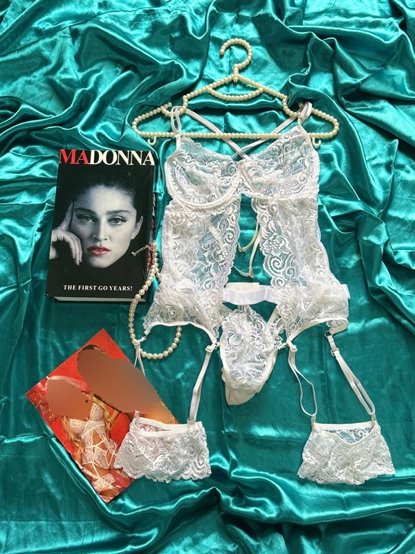 ست لباس خواب گیپور سفید ۴ تکه، شامل سوتین، شورت لامبادا، هارنس جوراب و لگ آویز گیپوری، مناسب لباس عروس و شب های خاص