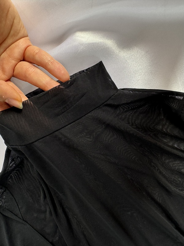 نمای نزدیک یقه سه سانت (یقه کیپ) لباس بادی توری زنانه، مناسب زیر مانتو و لباس مجلسی یقه بسته