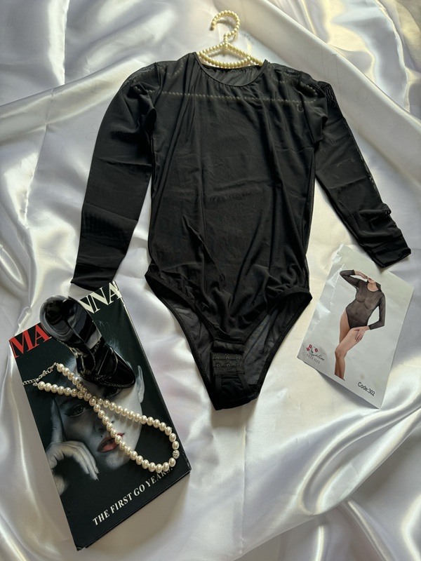 لباس بادی توری زنانه مشکی یقه گرد آستین بلند، بدن‌نما و کشی، دارای قزن دکمه‌ای، فری سایز، مناسب زیرسازی مجلسی