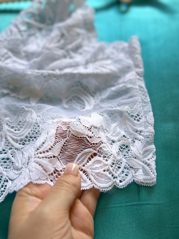 نمای نزدیک بافت گیپور نیم تنه لباس خواب زنانه سفید، گیپور کشی مرغوب و لطیف، مدل نیم تنه با تنخور زیبا، فری سایز ۳۶ تا ۴۲