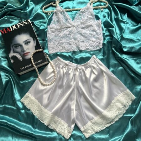 لباس خواب نیم تنه گیپور سفید، ست ۲ تکه با شورتک ساتن چاپی لبه گیپور، بندهای قابل تنظیم و فری سایز ۳۶ تا ۴۲، مناسب هدیه