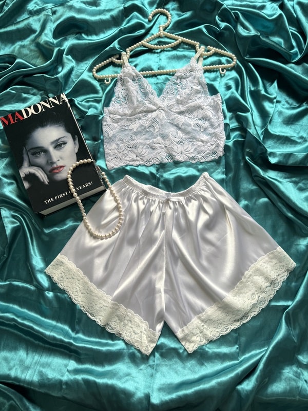 لباس خواب نیم تنه گیپور سفید، ست ۲ تکه با شورتک ساتن چاپی لبه گیپور، بندهای قابل تنظیم و فری سایز ۳۶ تا ۴۲، مناسب هدیه