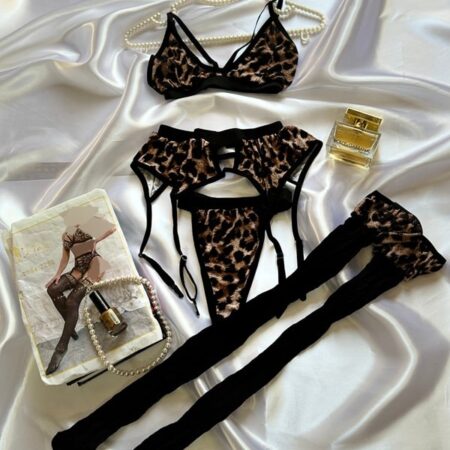 لباس خواب پلنگی ۴ تکه، ست کامل سوتین هارنس، شورت بیکینی، کمربند جوراب و جوراب بلند، جنس الیاف بامبو، سایز ۳۶ تا ۴۲